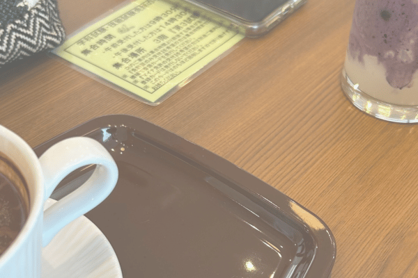 なんでもない日のデートが、いちばん幸せだった日記事内の免許センターで休憩している一コマの画像